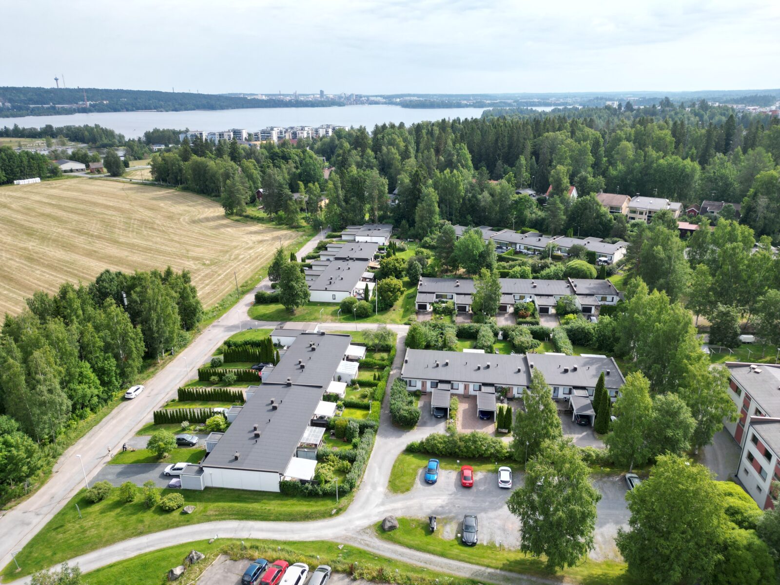 Rivitalot Pirkkalassa ja järvimaisema